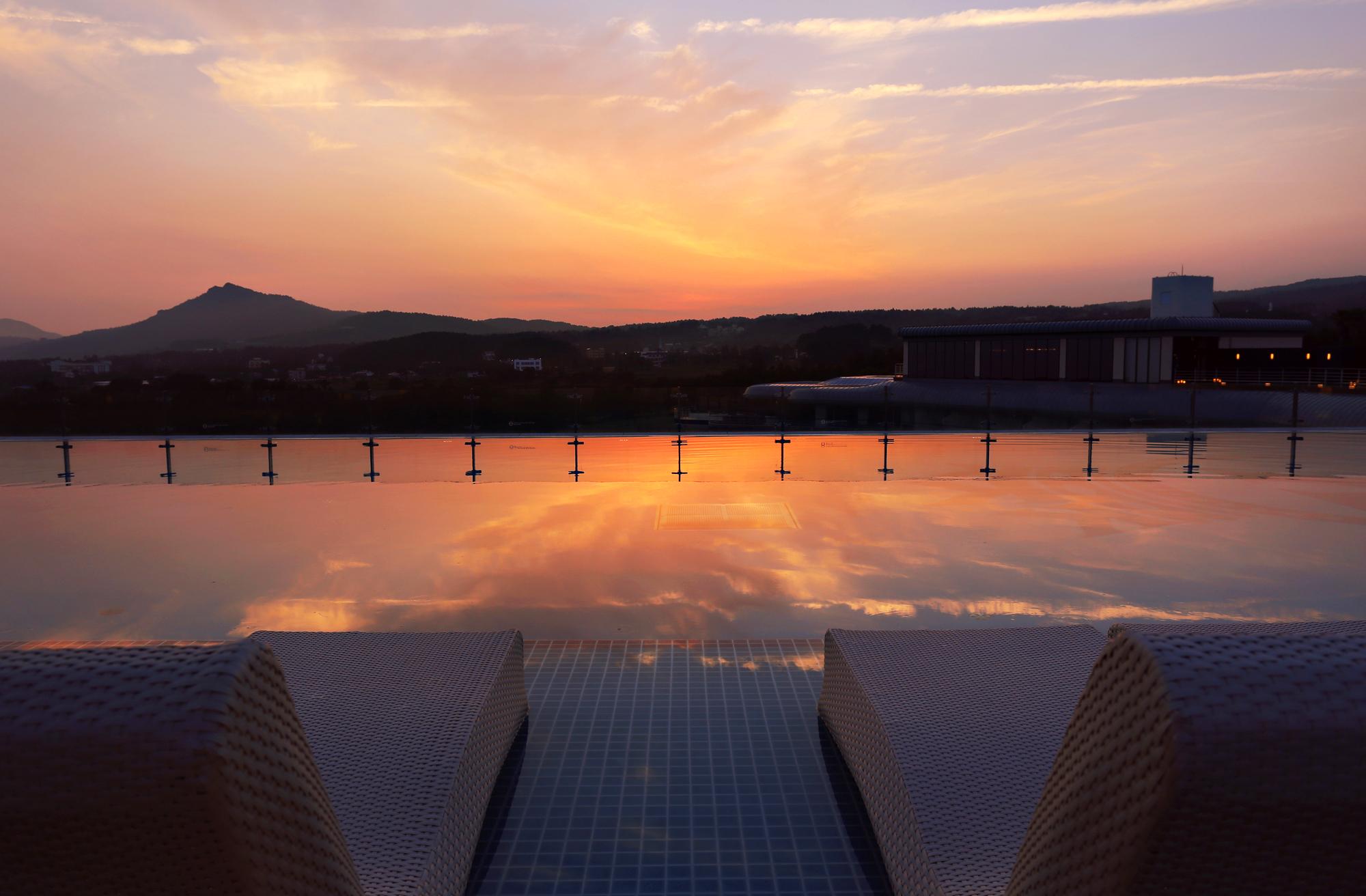 Kensington Jeju Hotel エクステリア 写真 The Sunken Garden