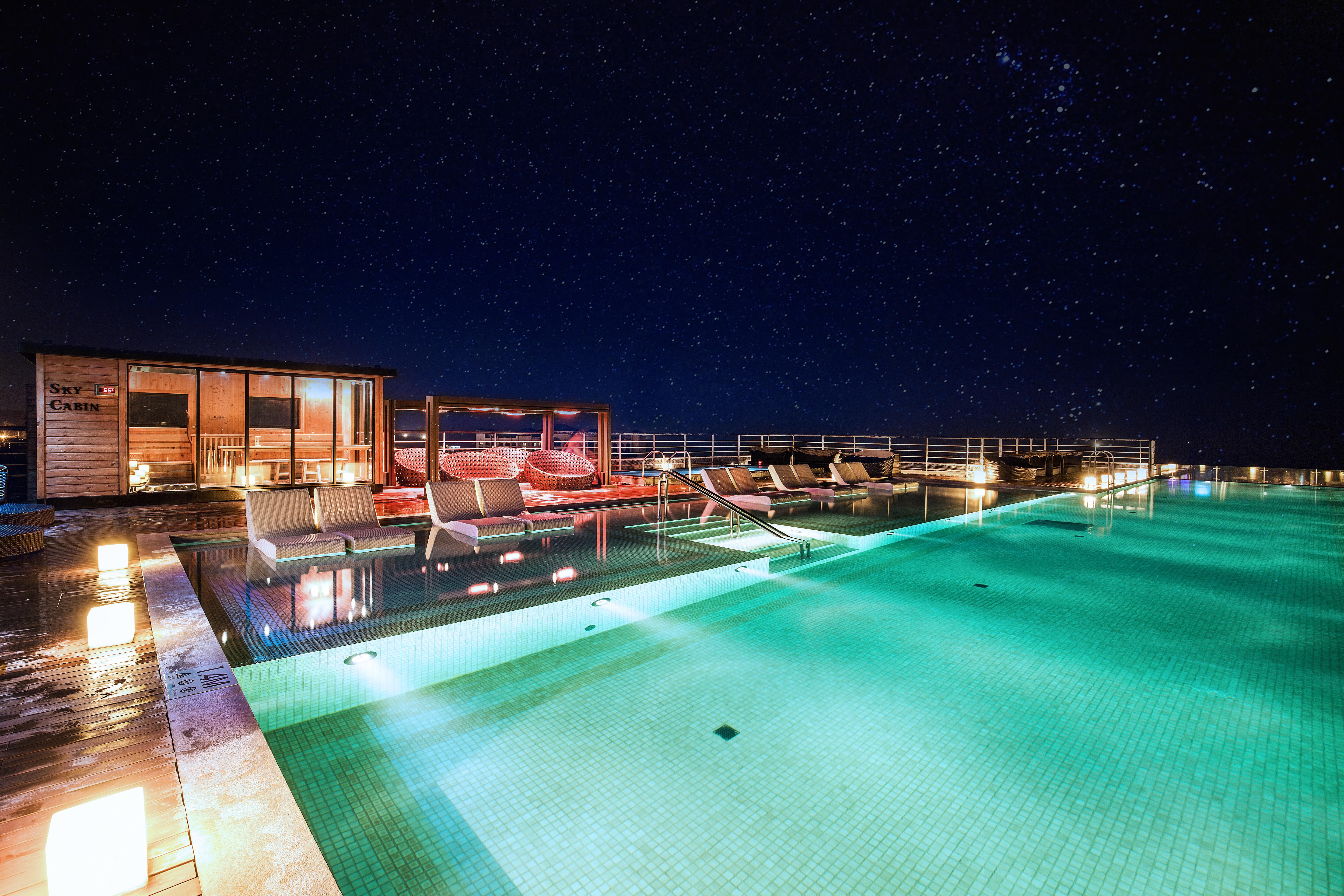 Kensington Jeju Hotel エクステリア 写真 The rooftop pool at the hotel