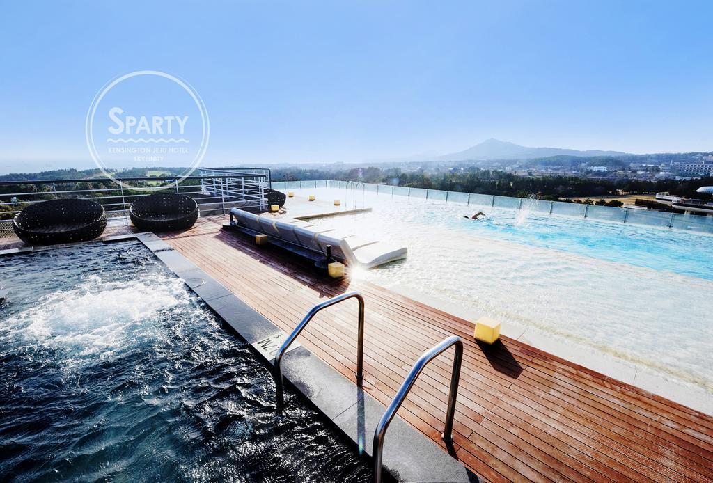 Kensington Jeju Hotel エクステリア 写真 The pool at the top of the hotel