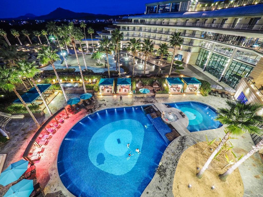 Kensington Jeju Hotel エクステリア 写真 The swimming pool at the hotel