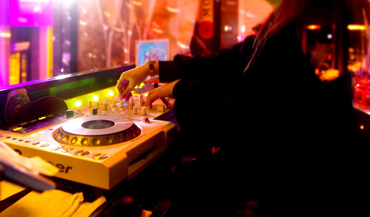 Kensington Jeju Hotel エクステリア 写真 A DJ at work